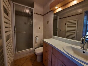 Shower - 300m from resort center, 3rd floor, view mountain, balcony, tv, ski locker, 20m², Les Menuires (Les Menuires)