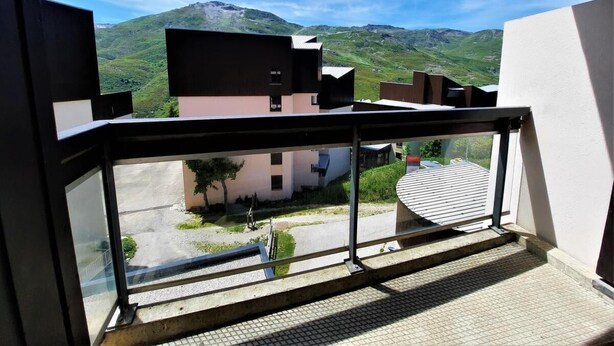 A balcony with a view of a mountainous landscape and a building in the background. - 300m from resort center, 3rd floor, view mountain, balcony, tv, ski locker, 20m², Les Menuires (Les Menuires)