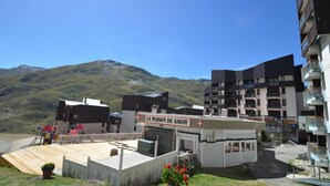 A building with a sign reading "LA MAISON DE SAVOY" and a view of a mountainous landscape. - 10m from ski slopes, 7th floor, balcony, tv, ski locker, 28m², Les Menuires (Les Menuires)
