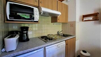 Een koelkast, een microgolfoven, een oven, een vaatwasser