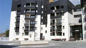 A modern multi-story building with balconies and a central courtyard. - 10m from ski slopes, 1st floor, tv, ski locker, 25m², Les Menuires (Les Menuires)