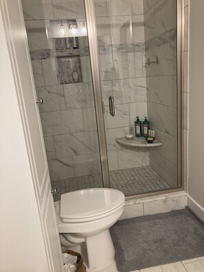 Badewanne, Handtücher, Seife, Shampoo