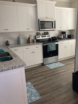 Fridge, microwave, oven, stovetop - Masters Week Rental House - 10 minutes from Augusta! (North Augusta)