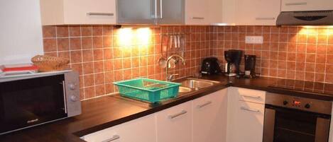 Fridge, microwave, oven, coffee/tea maker