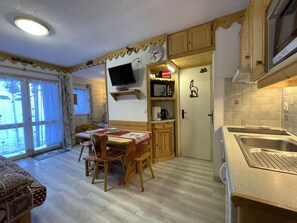 Fridge, microwave, dishwasher, coffee/tea maker