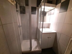 Shower - 300m from shops, 2nd floor, balcony, tv, ski locker, 25m², Les Menuires (Les Menuires)