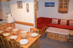 Interior - 300m from shops, 2nd floor, view resort, balcony, tv, ski locker, 43m², Les Menuires (Les Menuires)