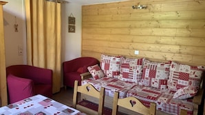 Interior - 10m from ski slopes, 4th floor, view resort, balcony, tv, ski locker, 60m², Les Menuires (Les Menuires)