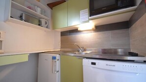 Coffee/tea maker, fridge, oven, dishwasher - 10m from ski slopes, 4th floor, view resort, balcony, tv, ski locker, 60m², Les Menuires (Les Menuires)