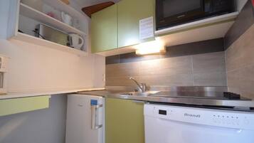 Réfrigérateur, four, lave-vaisselle, cafetière/bouilloire