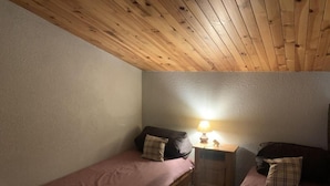 2 bedrooms - 10m from ski slopes, 4th floor, view resort, balcony, tv, ski locker, 60m², Les Menuires (Les Menuires)