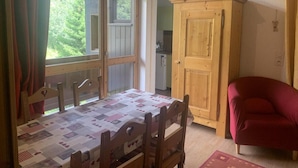 Dining - 10m from ski slopes, 4th floor, view resort, balcony, tv, ski locker, 60m², Les Menuires (Les Menuires)