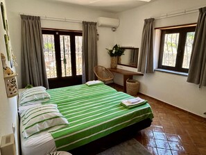 4 Schlafzimmer, Schreibtisch, Bügeleisen/Bügelbrett, Reisekinderbett