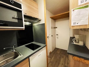 Een koelkast, een magnetron, een oven, een koffiezetapparaat/waterkoker
