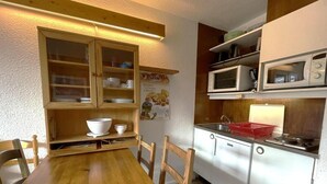 コーヒー / ティーメーカー、冷蔵庫、電子レンジ