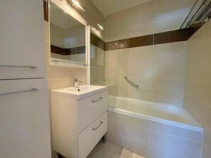 Bathtub