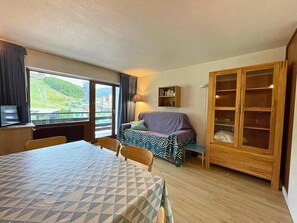 Living area - 10m from resort center, 4th floor, balcony, tv, ski locker, 31m², Les Menuires (Les Menuires)