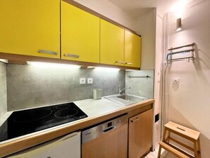 Microwave, oven, dishwasher, coffee/tea maker