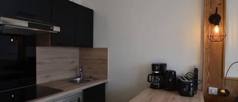 Réfrigérateur, four, lave-vaisselle, cafetière/bouilloire