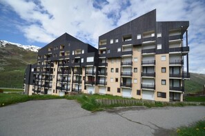 Exterior - 150m from shops, 3rd floor, view ski slopes, balcony, tv, ski locker, 26m², Les Menuires (Les Menuires)