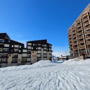 Exterior - 150m from shops, 3rd floor, view ski slopes, balcony, tv, ski locker, 26m², Les Menuires (Les Menuires)