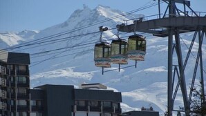 Un téléphérique avec un paysage montagneux en toile de fond.