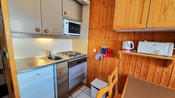 Fridge, microwave, dishwasher, coffee/tea maker