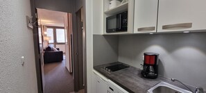 Fridge, microwave, oven, dishwasher - 10m from ski slopes, 9th floor, balcony, tv, ski locker, 25m², La Plagne (Aime)