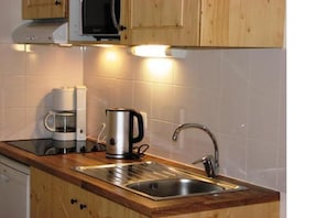Een koelkast, een microgolfoven, een koffiezetapparaat/waterkoker
