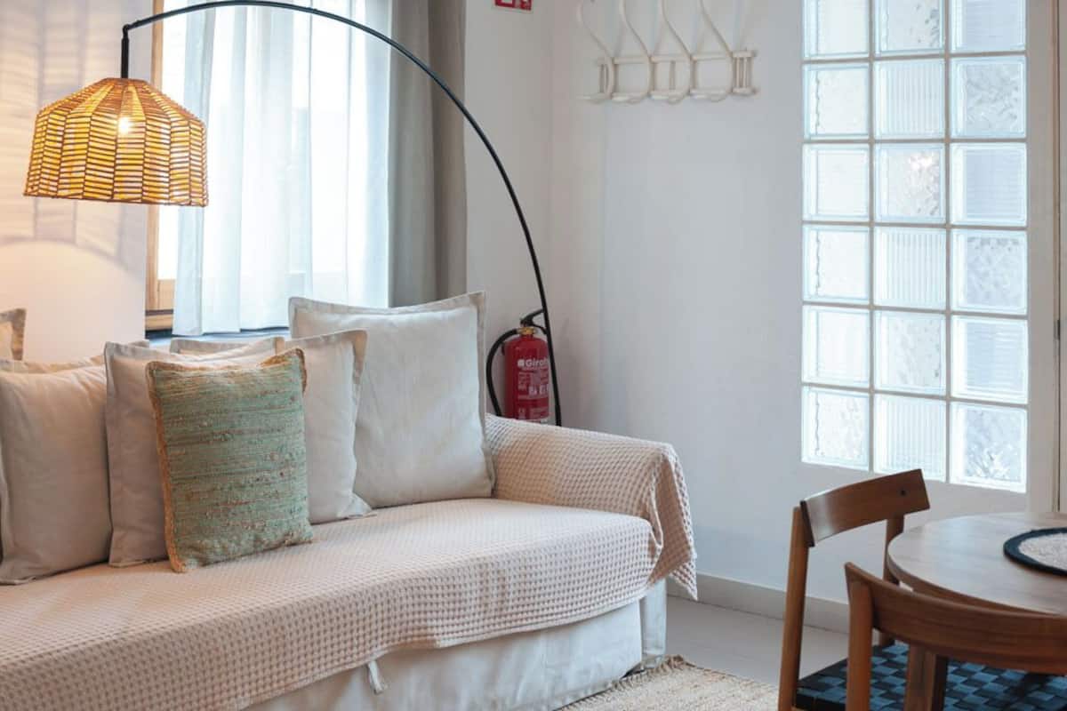 External Terrace Apartment | Pimennysverhot, silitysrauta/-lauta, ilmainen Wi-Fi, vuodevaatteet