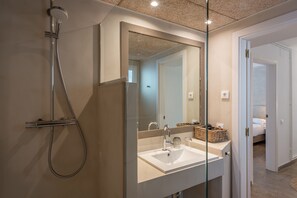 Family Room, Balcony | Bathroom | Shower, hair dryer, towels, soap - Hostal Es Niu de Tamariu (Palafrugell)