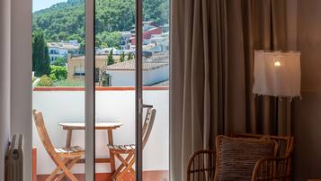 1 slaapkamer, verduisterende gordijnen, een strijkplank/strijkijzer