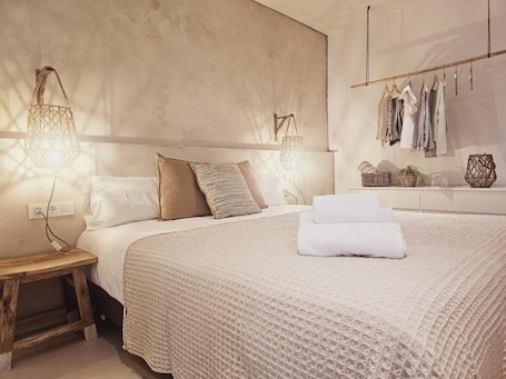 Cortinas blackout, tabla de planchar con plancha y wifi gratis . Hostal Es Niu de Tamariu