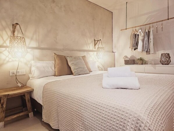 External Terrace Apartment | Blackout drapes, iron/ironing board, free WiFi, bed sheets - Hostal Es Niu de Tamariu (Palafrugell)