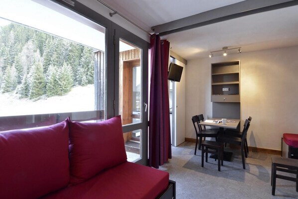 Living area - Ski-in/ski-out & foot of the slopes, 2nd floor, balcony, tv, ski locker, 28m², La Plagne (La Plagne)