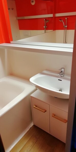 Bathtub