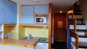 A compact kitchen with a microwave, sink, and wooden counter. - 50m from ski slopes, 3rd floor, view forest, tv, 33m², Les Arcs (Les Arcs)