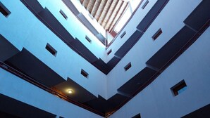 A multi-level atrium with a skylight, multiple floors, and a central open space. - 50m from ski slopes, 3rd floor, view forest, tv, 33m², Les Arcs (Les Arcs)