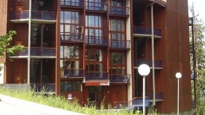 A multi-story hotel with balconies, a visible sign reading "Hotel", and a clear sky. - 50m from ski slopes, 3rd floor, view forest, tv, 33m², Les Arcs (Les Arcs)