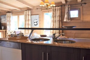 Een koelkast, een magnetron, een oven, een vaatwasser