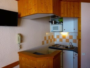 Fridge, oven, dishwasher - 10m from ski slopes, 9th floor, view ski slopes, balcony, tv, ski locker, 26m², La Plagne (Aime)