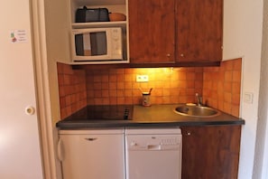 Fridge, microwave, dishwasher, coffee/tea maker