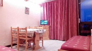 Room - 10m from resort center, view mountain, balcony, tv, ski locker, 26m², La Plagne (La Plagne)