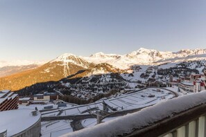 Balcony - 10m from resort center, view mountain, balcony, tv, ski locker, 26m², La Plagne (La Plagne)