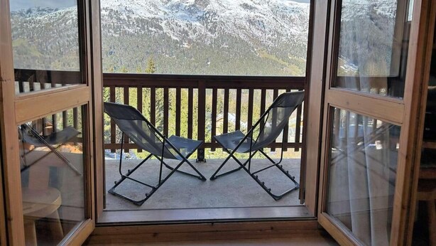 An open balcony with two lounge chairs facing a snowy mountain view. - 200m from ski slopes, 4th floor, balcony, tv, ski locker, 35m², Méribel (Méribel - Les Allues)