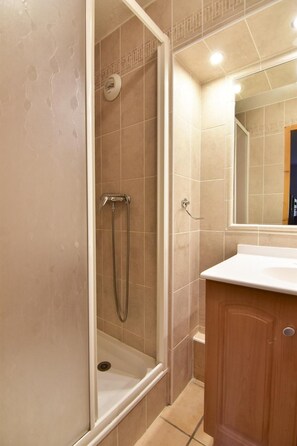 Bathtub, hair dryer