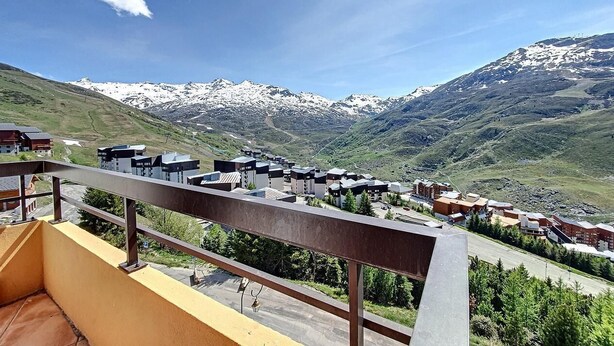 A mountain town with modern buildings, a clear sky, and snow-capped peaks in the background. - 2nd floor, tv, ski locker, 26m², Les Menuires (Les Menuires)