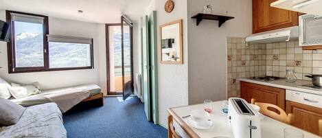 Fridge, oven, dishwasher, coffee/tea maker