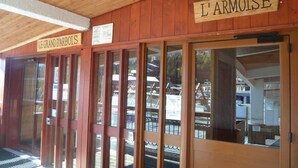 A wooden building with signs reading "LE GRAND D'ARBOIS" and "L'ARMOISE". - 50m from resort center, 6th floor, view mountain, tv, 19m², Les Arcs (Les Arcs)