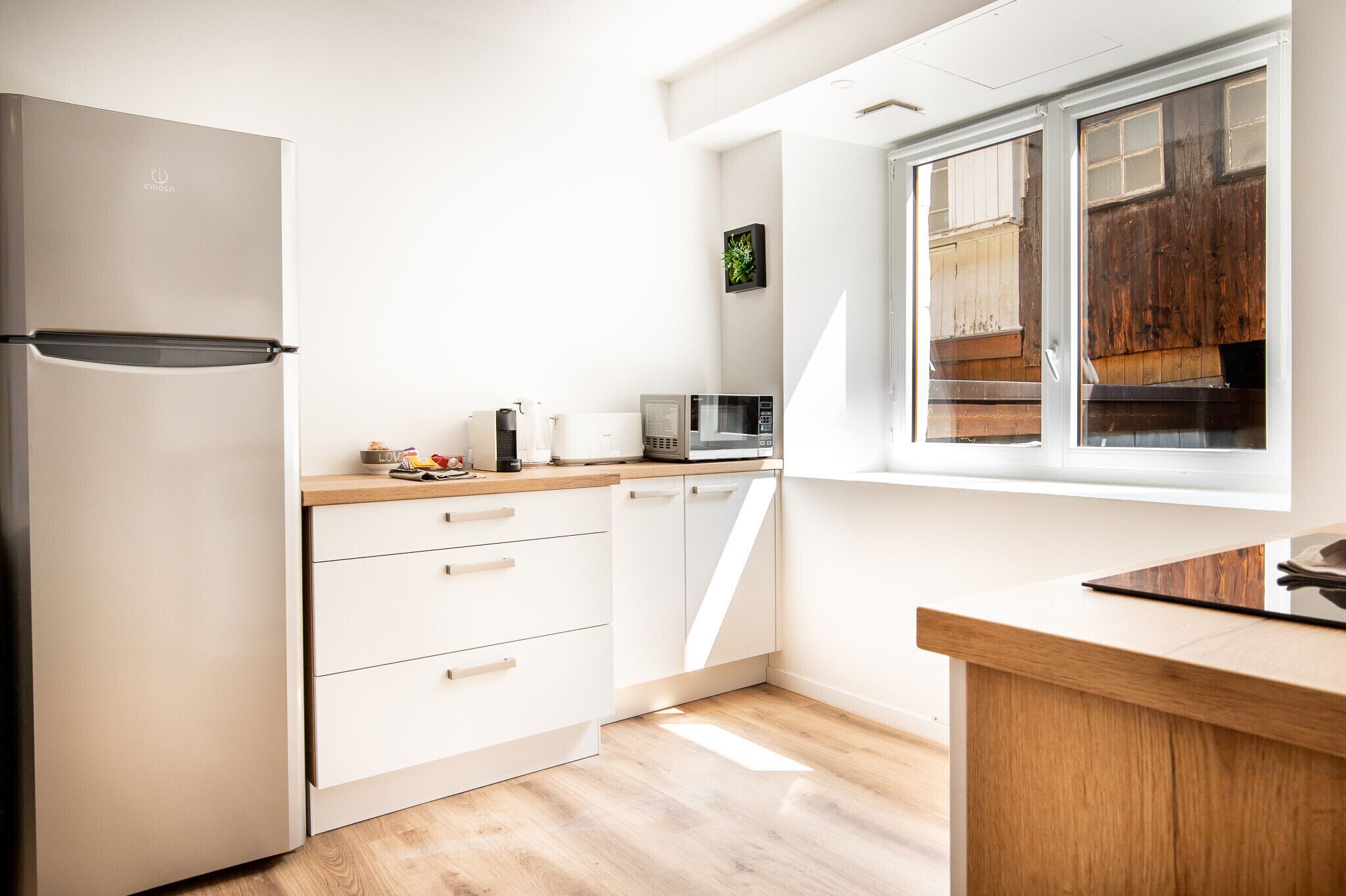 Kjøleskap, mikrobølgeovn, ovn og oppvaskmaskin